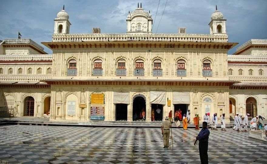 car rental service For ayodhya