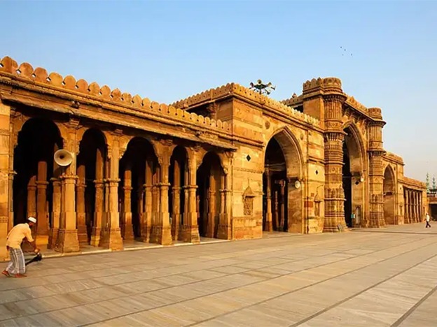 Pune to Ahmedabad Cab Services